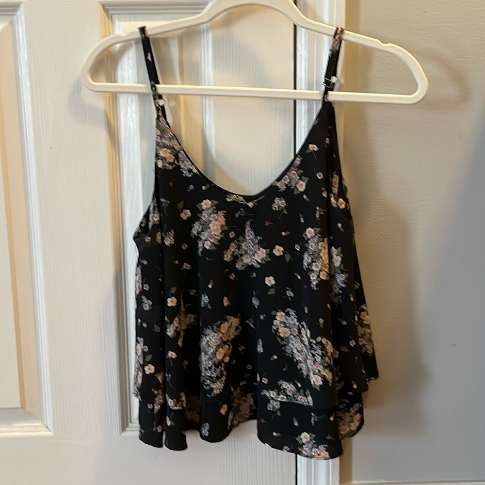Size M ruffled floral top